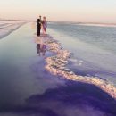 Молодожены из Волгограда раскрасили астраханское соленое озеро Баскунчак ради фотосессии
