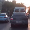 Попало на видео, как в центре Астрахани «Мерседес» ездил по своим правилам