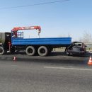 В Астрахани легковушка врезалась в грузовое авто, которое ремонтировало дорогу
