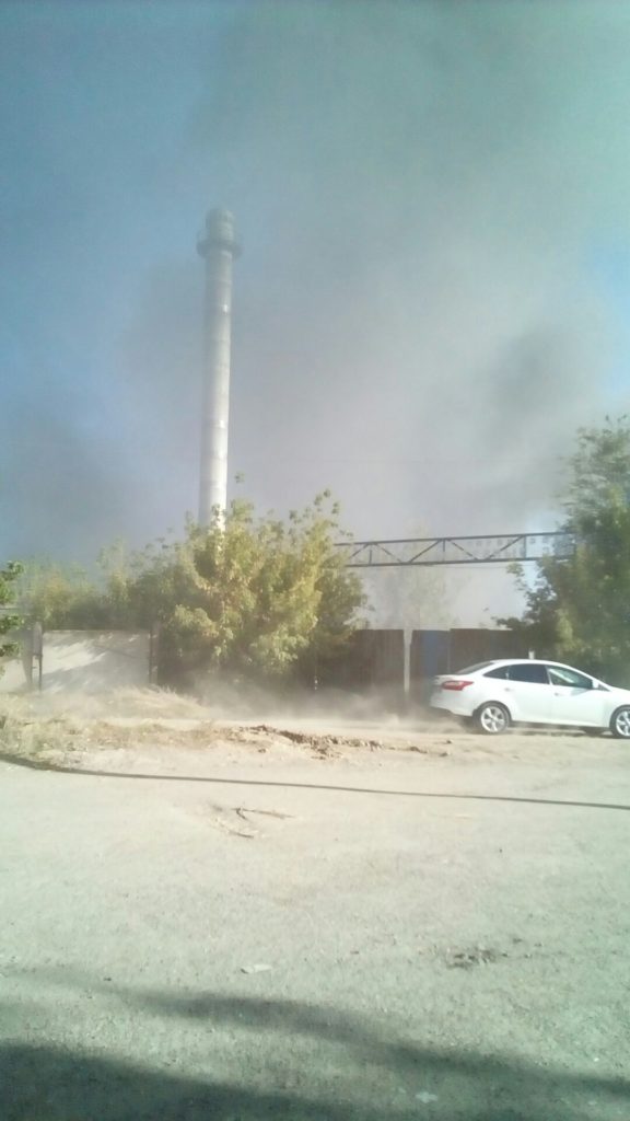 На севере Астраханской области пожар на территории неработающего консервного завода тушат пожарным поездом