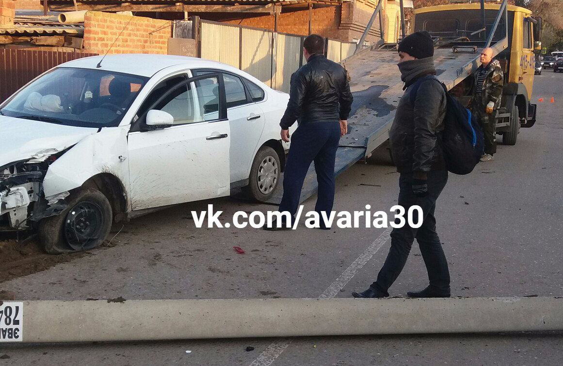 В Астрахани автомобиль сбил столб