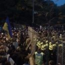 Понеслась! На Украине протестующие атаковали дом Порошенко