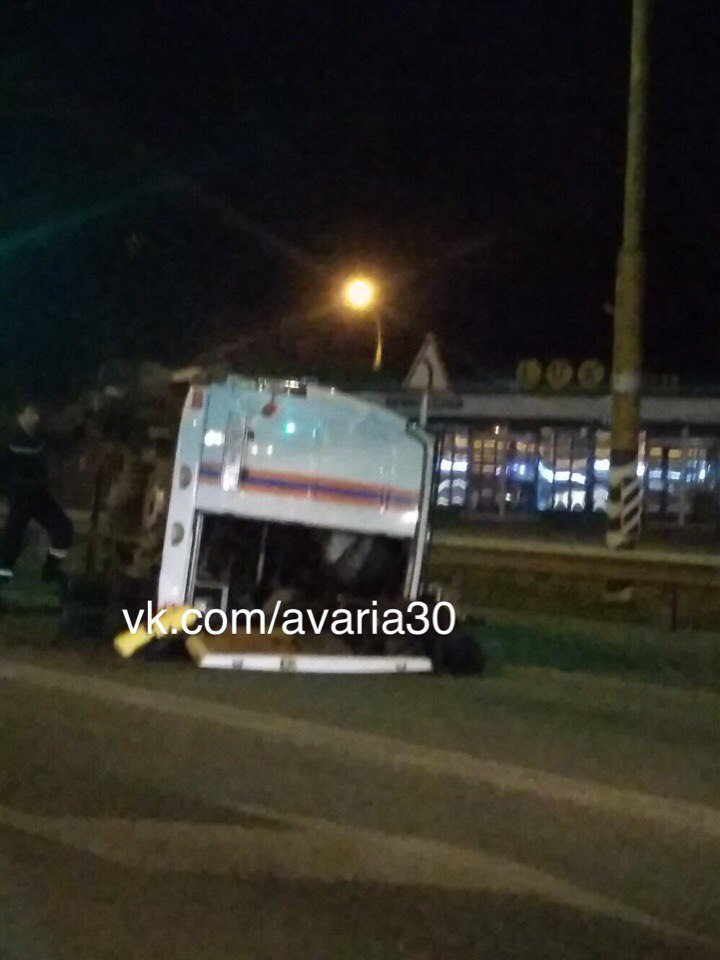 В Астрахани опрокинулась машина городских спасателей