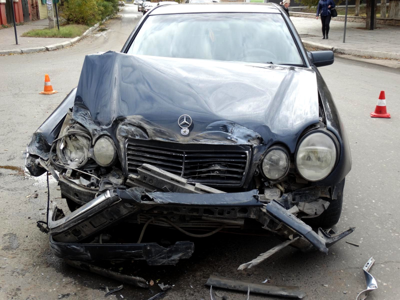 В Астрахани маршрутка попала в аварию, пострадали пассажиры