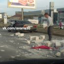 В Астрахани кирпичи из грузовика высыпались на легковое авто