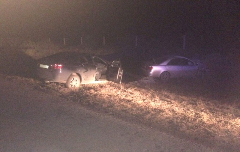 Две легковые машины столкнулись под Астраханью, пострадала маленькая пассажирка
