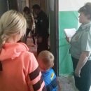 В Астраханской области приставы вселили мать с ребенком в квартиру по решению суда