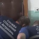 В Астрахани спасатели помогли матери попасть к ребенку, который захлопнул дверь квартиры