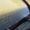Утечка нефтесодержащей жидкости с сухогруза в Волгу зафиксирована в астраханском порту