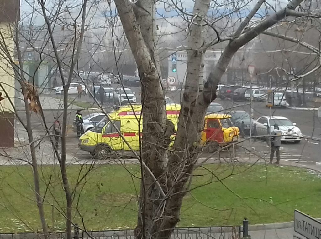 Астраханцы обеспокоены скоплением пожарных возле торгового центра на Савушкина