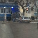 В Астрахани попало на видео, как машина влетела в лестницу