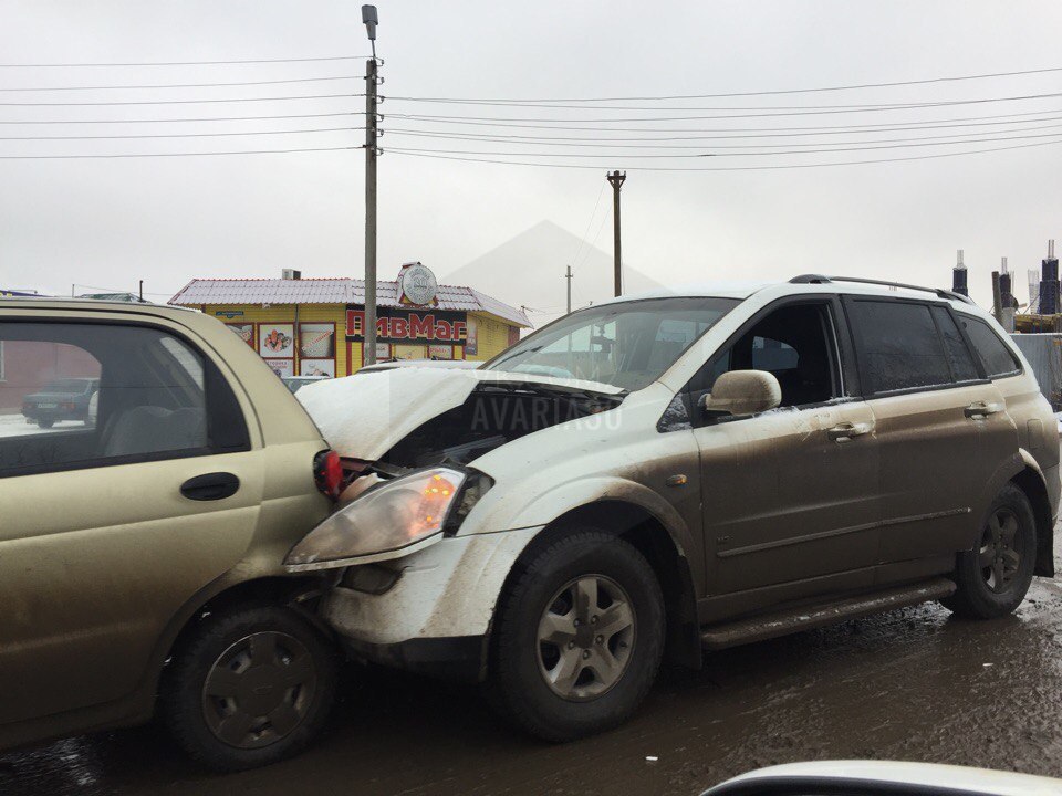 Пять автомобилей столкнулись при подъеме на мост в Астрахани