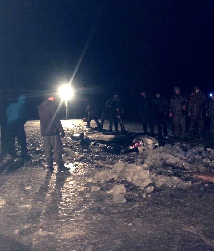 Под Астраханью автомобиль провалился под лед с водителем и пассажиром