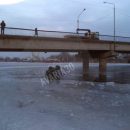 Квадроцикл ушел под лед в Астрахани