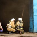 В Астрахани из горящего склада вывели девять человек
