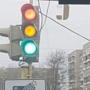 В Астрахани сфотографировали светофор, который пытался угодить всем
