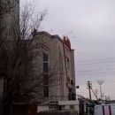 В Астрахани с крыши гостиницы не могут снять голого мужчину. Видео