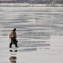 В Астраханской области двое пенсионеров-рыбаков провалились под лед
