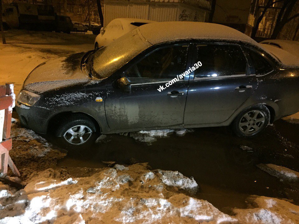 В Астрахани несколько машин попали в ловушку на дороге
