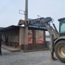 В Астрахани экскаватором снесли шашлык-бар