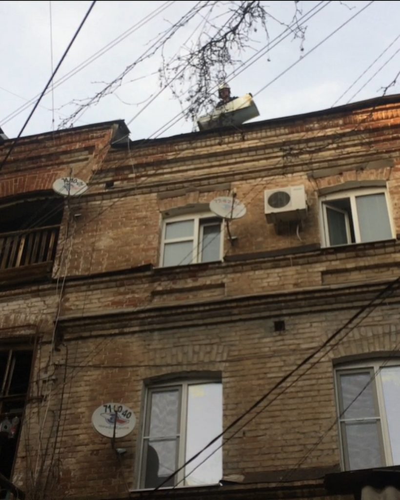 Спасатели ликвидировали угрозу на крыше в центре Астрахани