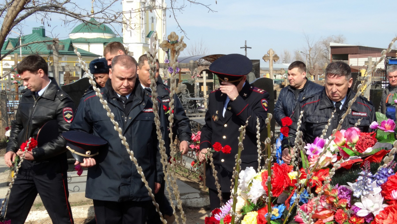 Астраханцы почтили память расстрелянных год назад полицейских