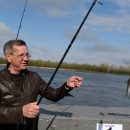 На рыбацком фестивале астраханский губернатор поймал и отпустил две воблы