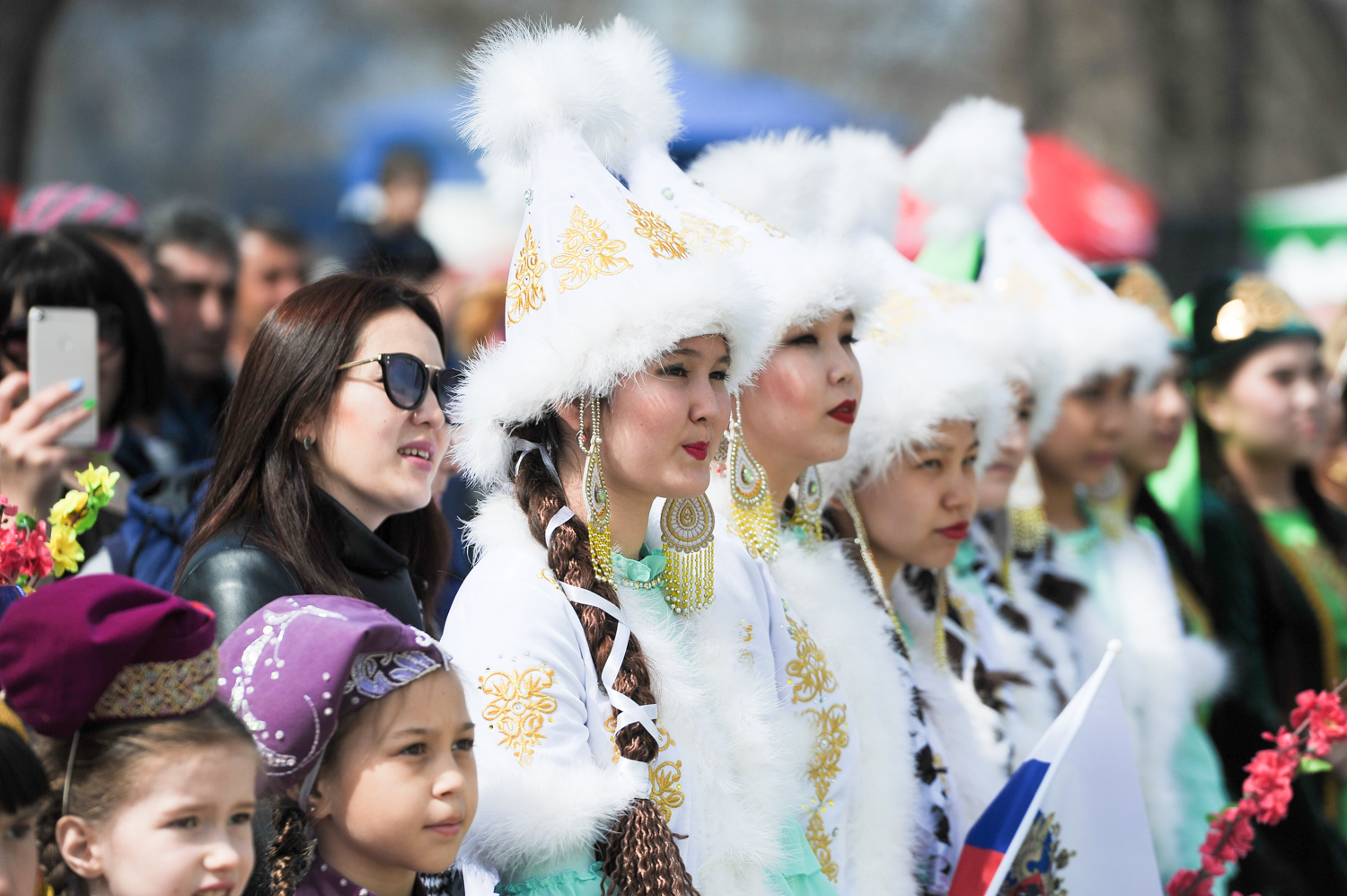 Канатоходцы из Дагестана удивили гостей астраханского Навруза выступлением без страховки