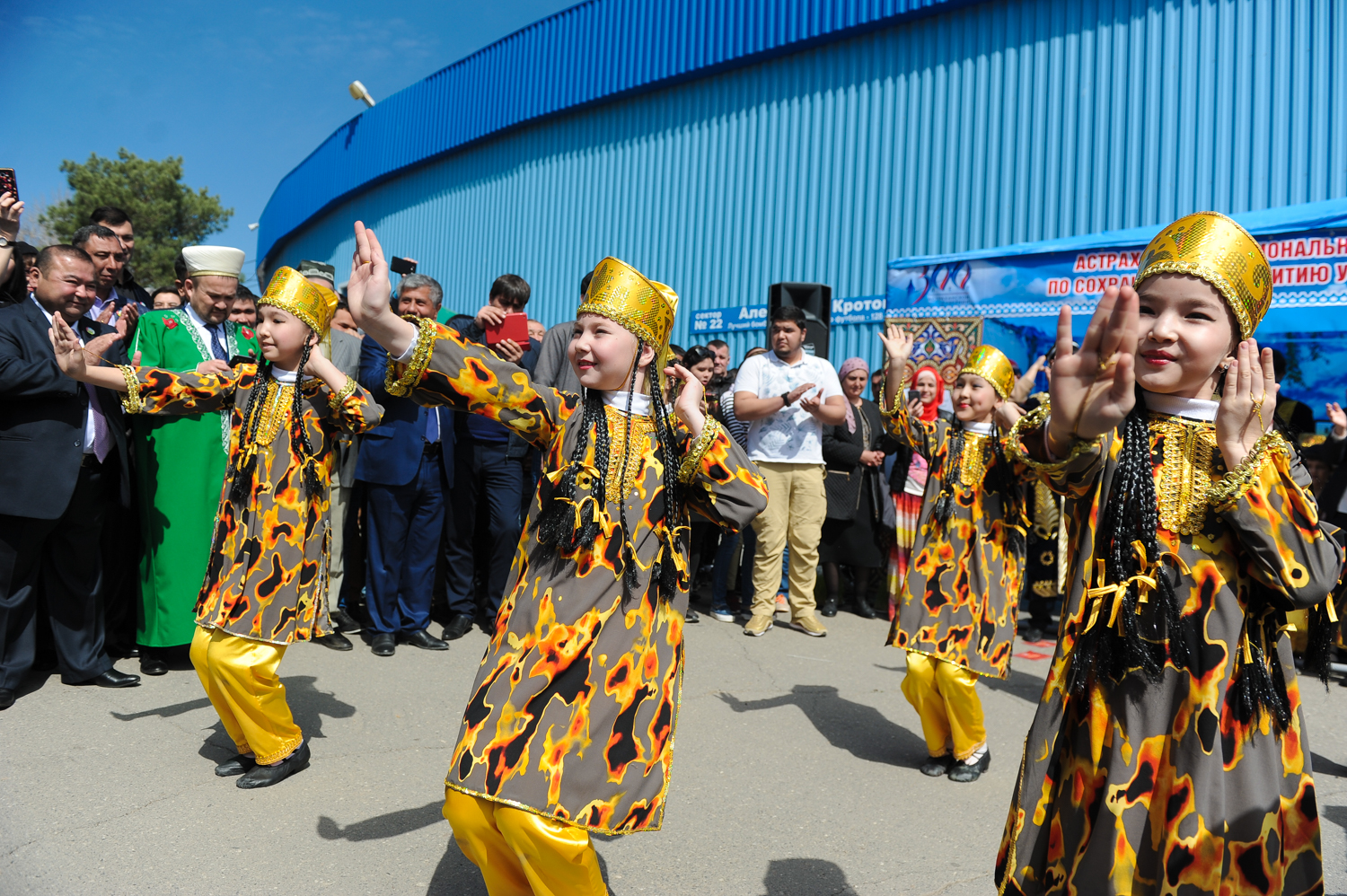 Канатоходцы из Дагестана удивили гостей астраханского Навруза выступлением без страховки
