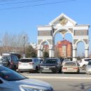 В Астрахани после жалобы губернатору обновят остановку напротив Триумфальной арки