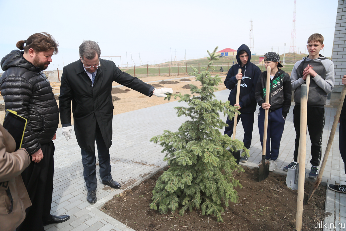 Члены правительства Астраханской области высадили полсотни деревьев возле храма в селе Образцово-Травино
