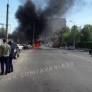 В Астрахани у автомойки загорелся автомобиль. Видео