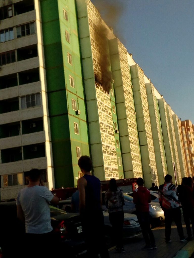 В Астрахани тушили пожар в девятиэтажном доме