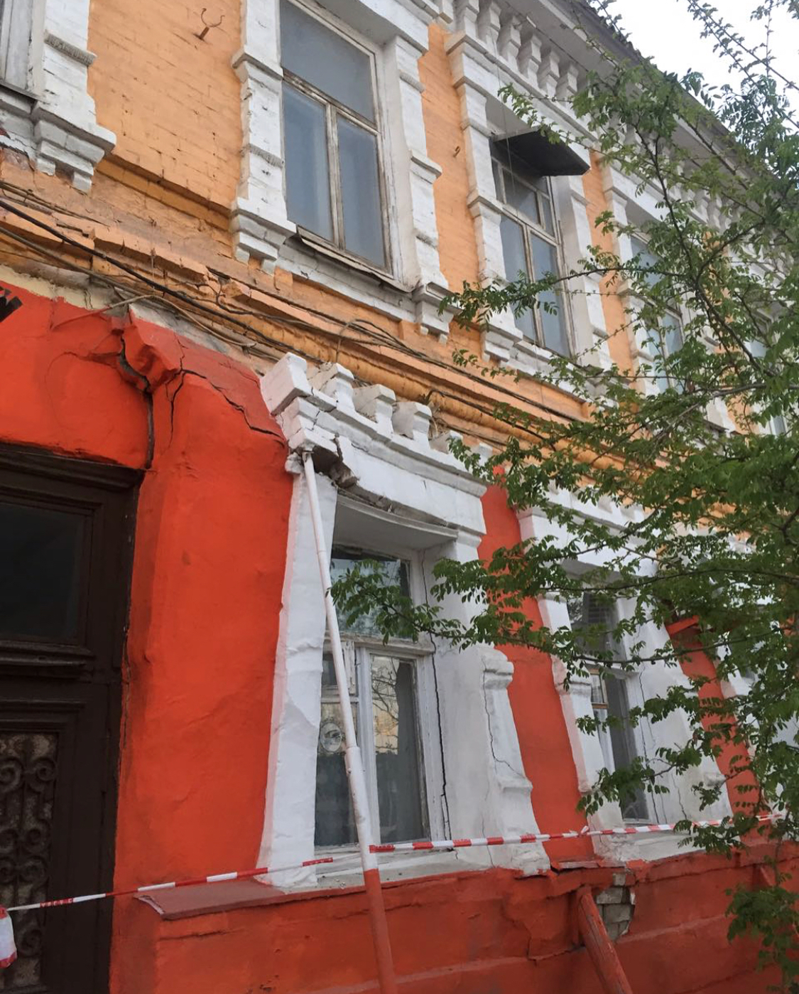Жильцы дома в Астрахани, где обрушилась кирпичная кладка, вернулись в свои квартиры