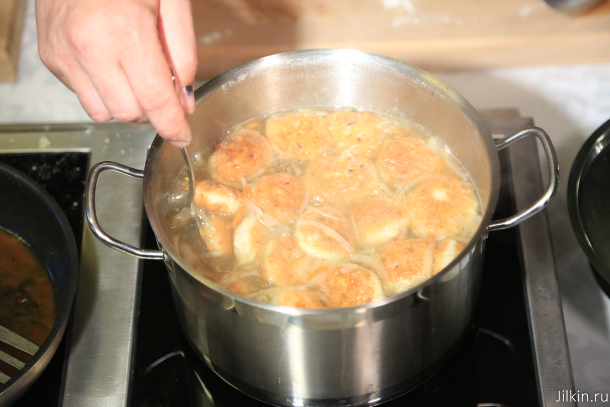 Астраханский губернатор поделился рецептом семейного рыбного «супа с катышками»