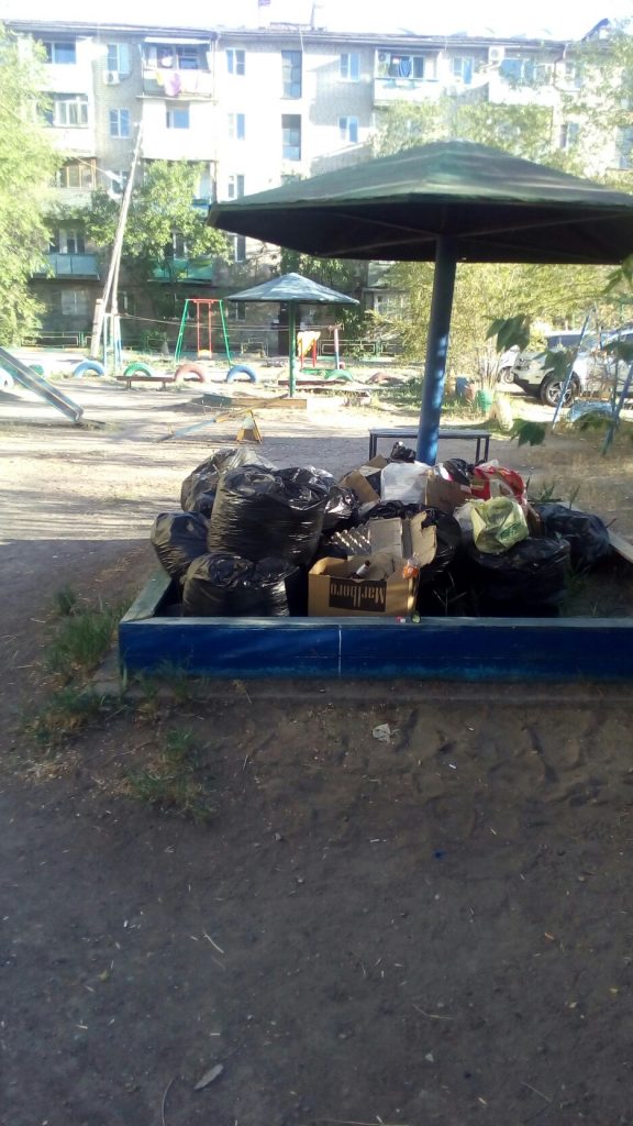 В Астрахани детскую песочницу превратили в склад мусора