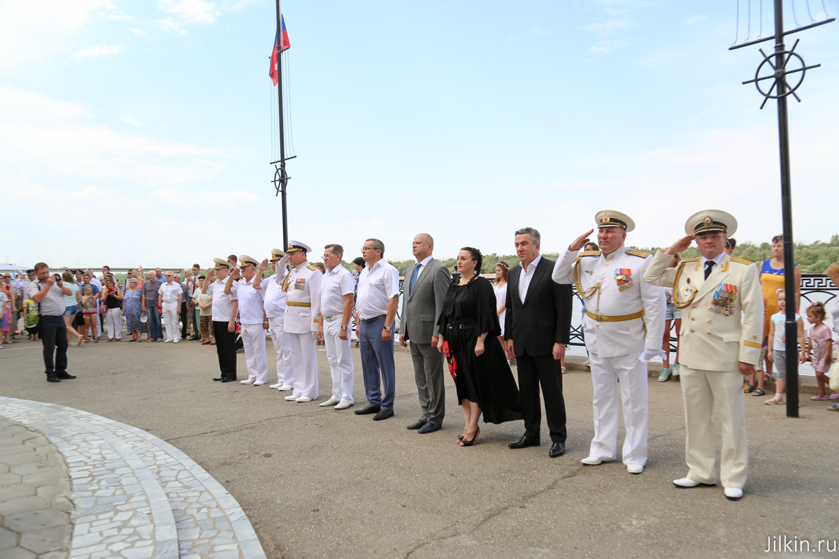 Корабли Каспийской флотилии в День ВМФ устроили парад в Астрахани