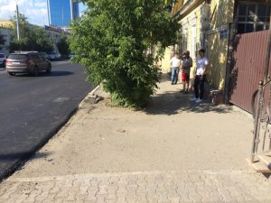 В Астрахани при ремонте дороги ливневки закатали в асфальт