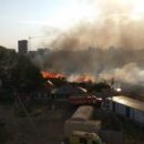 В Астрахани в частном секторе – крупный пожар