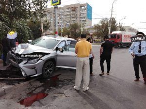 Очевидцы сняли на видео, как в Астрахани «Лексус» попал под мчащуюся фуру