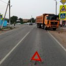 В Астрахани пострадал водитель внедорожника, который не уступил дорогу самосвалу