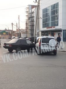 В Астрахани на оживленном перекрестке столкнулись две легковушки