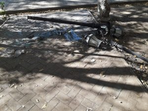 В Астрахани автомобиль вылетел на тротуар и снес фонарные столбы и скамейки