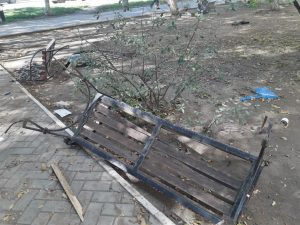 В Астрахани автомобиль вылетел на тротуар и снес фонарные столбы и скамейки