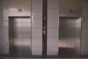 В Астрахани закрывают лифты