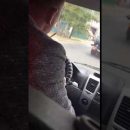 В Астрахани водитель маршрутки обедал, сидя за рулем