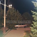 В центре Астрахани автомобиль протаранил сосну