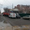 В Астрахани возле Картинной галереи тушили горящий дом