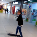 В торговом центре Астрахани парень в ластах и с удочкой устроил странную акцию