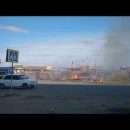 В Астрахани загорелся камыш вокруг остановки